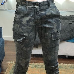 🧚🏼‍♂️mid rise camo pants w/ belt :)